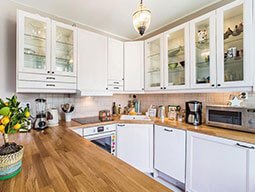 Дизайн маленькой кухни бюджетно и со вкусом в квартире (70 фото)