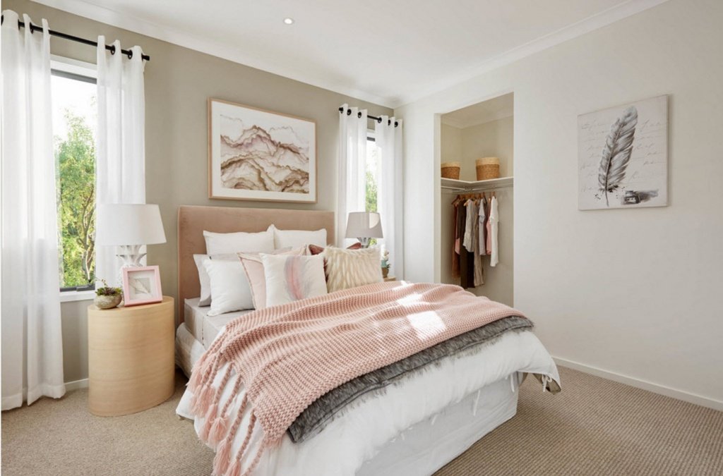 розово-желтая спальня в классическом стиле