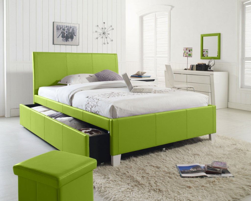 яркая кровать зеленого цвета для спальни