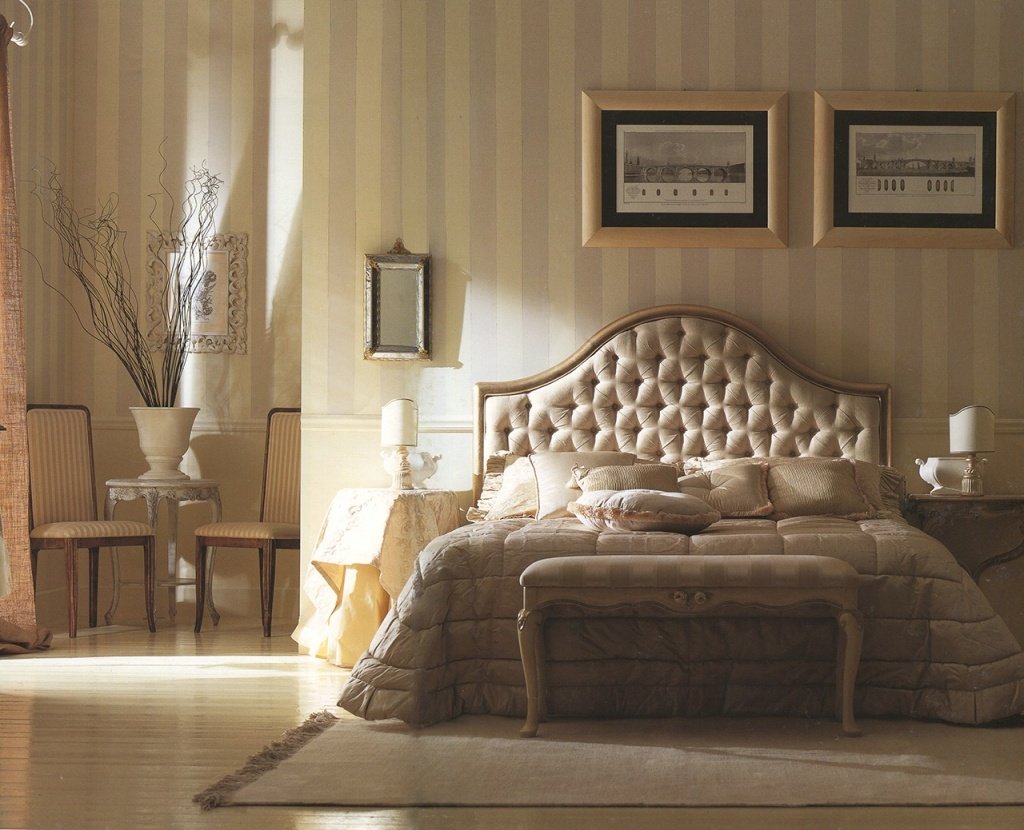 кровать с мягким изголовьем для спальни в классическом стиле