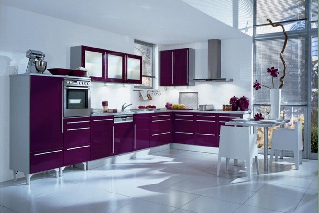 фиолетовый гарнитур на белой кухне