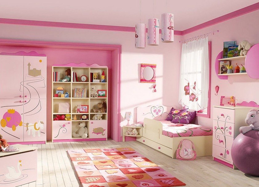розовый комод в комнате девочки