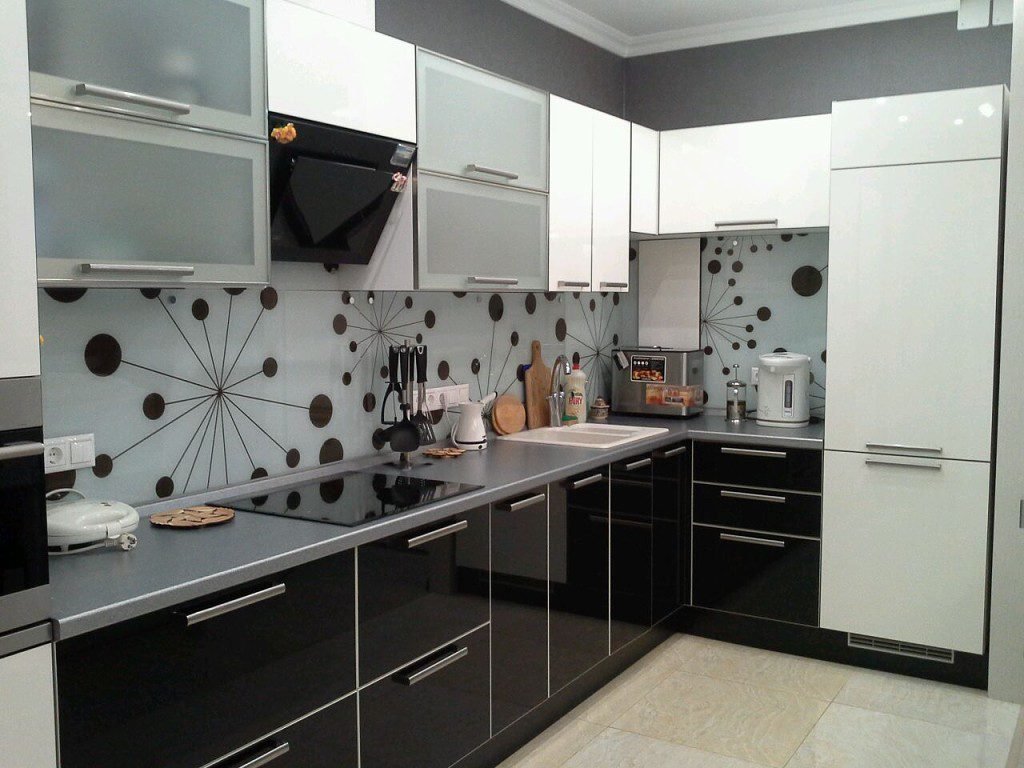 глянцевая черно-белая кухня