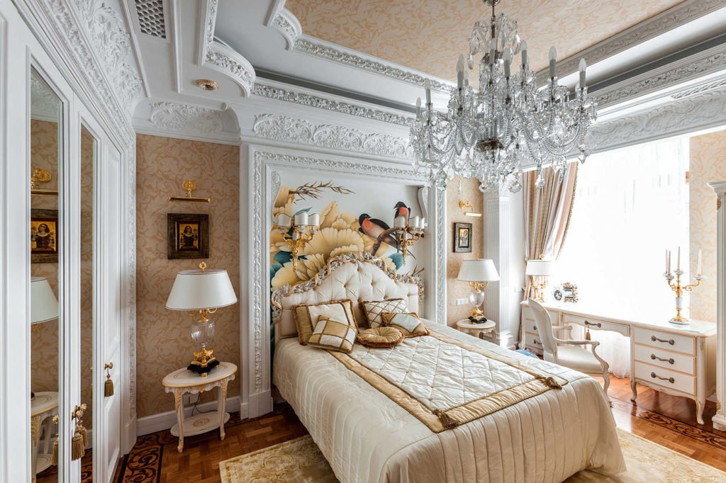 рисунок на стене для спальни в классическом стиле