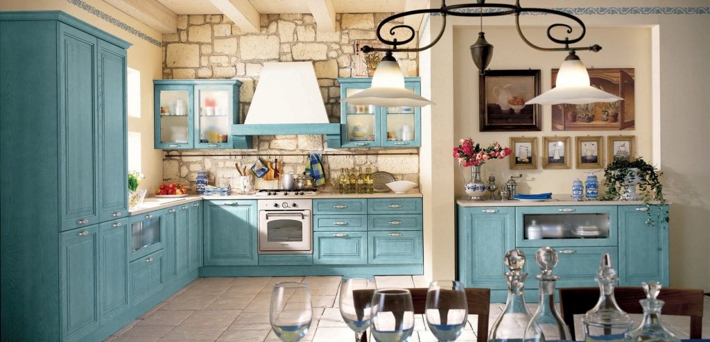 голубая кухня с цветами