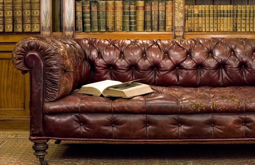 кожаный диван в зале