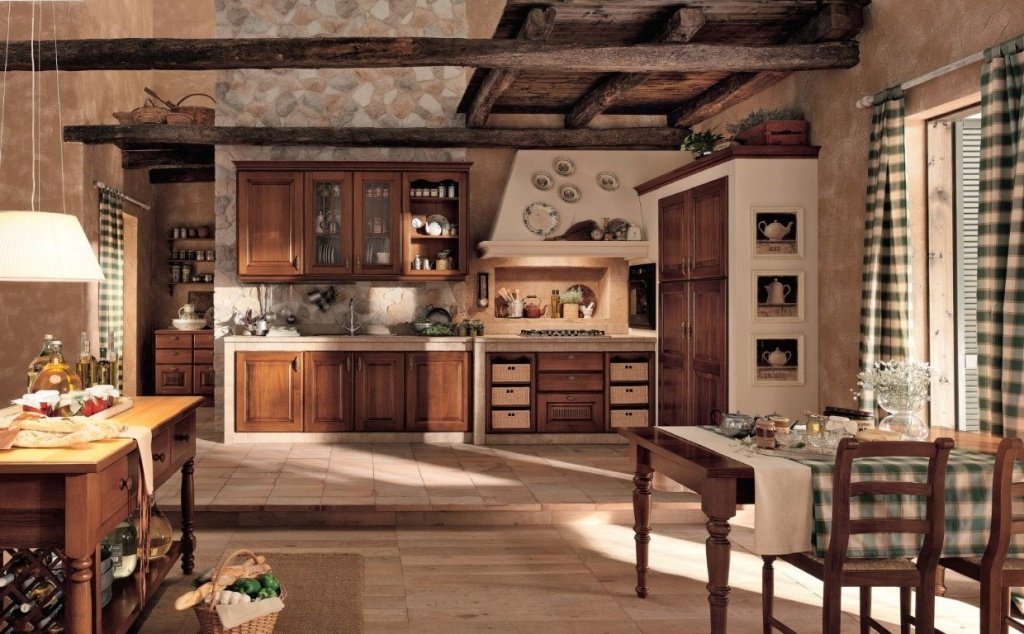 Кухня з дерев'яними балками під стелею і картатими лляними шторами в дусі альпійської села