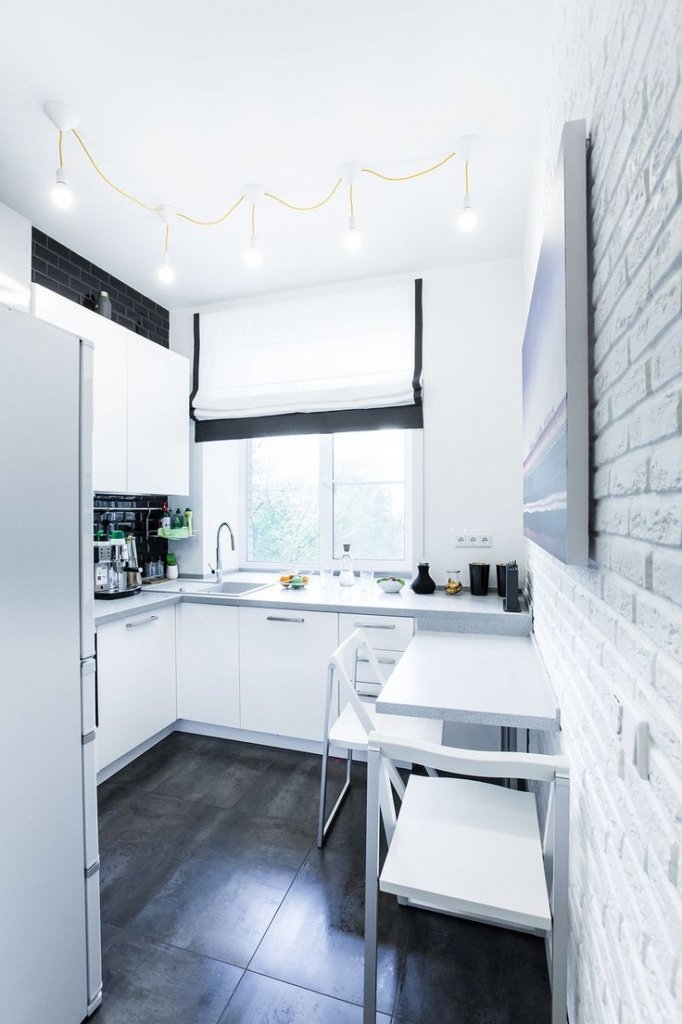 интерьер маленькой кухни в белом цвете