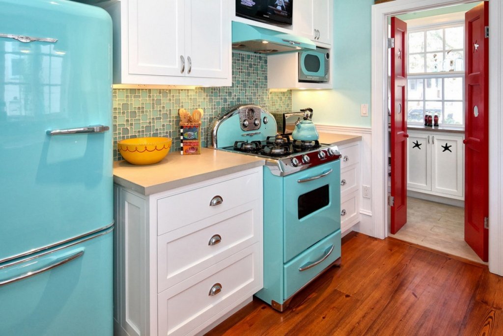 кухня с голубым холодильником