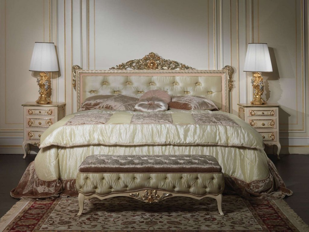 кровать в спальню в классическом стиле