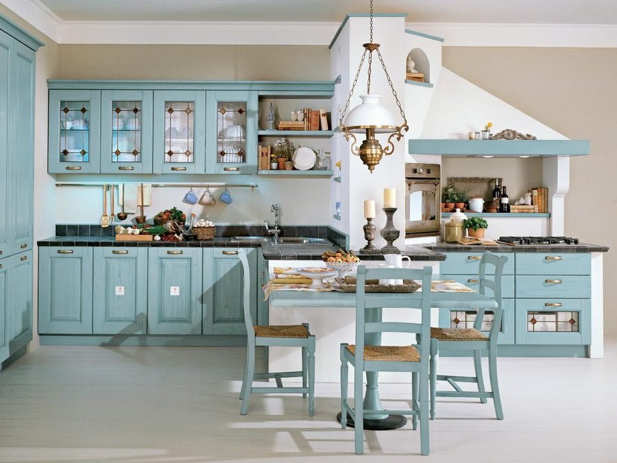 Светло-голубая кухня визуально увеличивает пространство