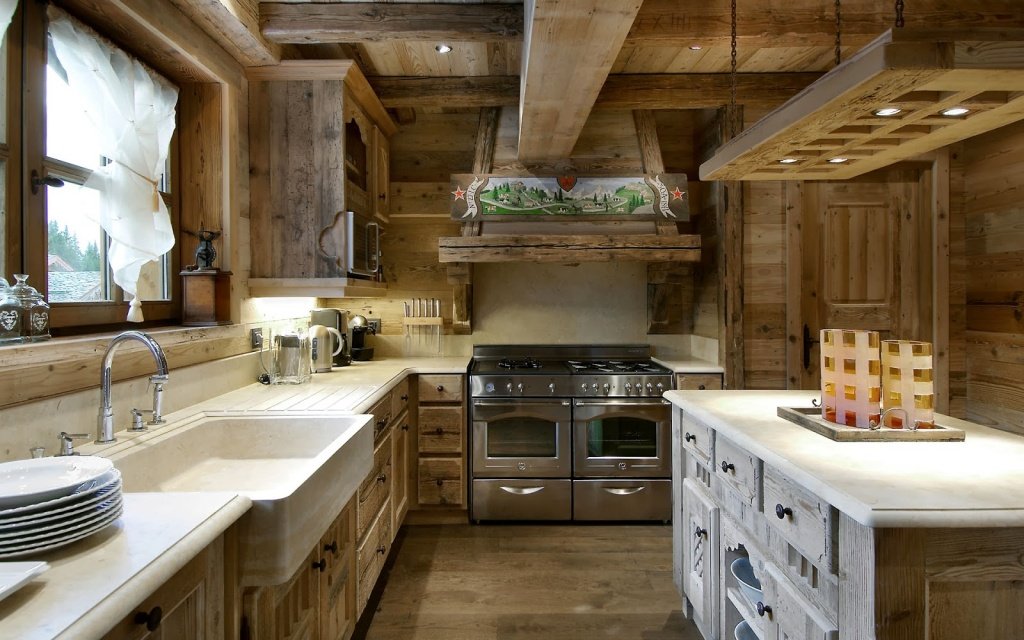 Маленькая уютная кухня с островковой рабочей поверхностью полностью отделанная натуральным деревом