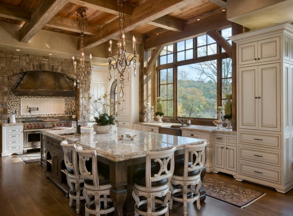 Белая кухня с деревянным потолком