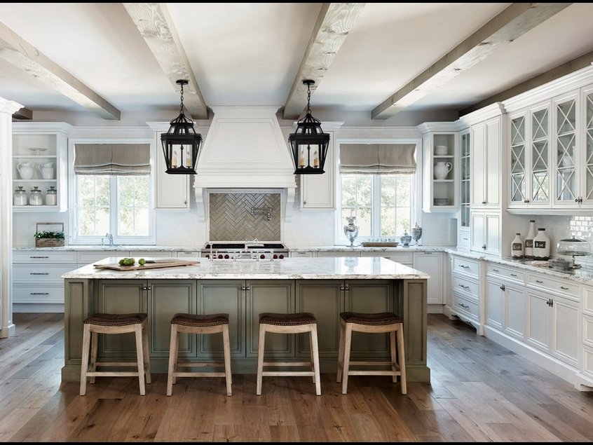 пол с деревянными балками на кухне