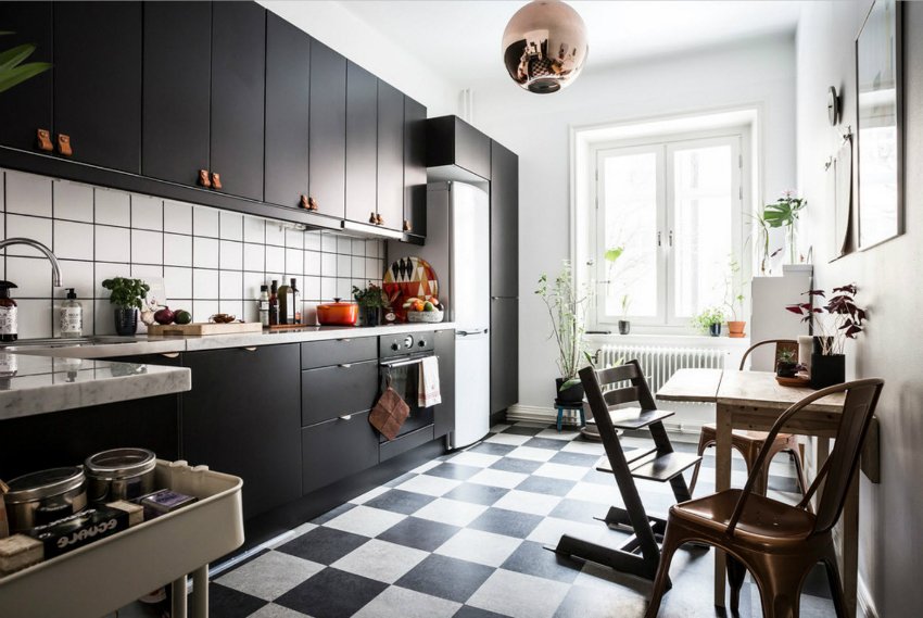 черно-белая кухня с шахматной плиткой