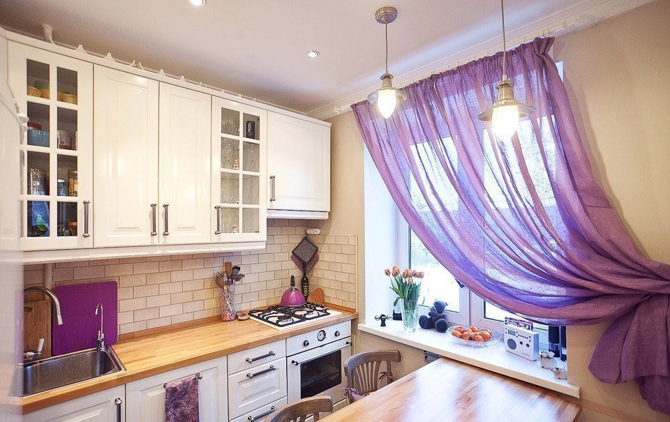 кухня с фиолетовыми шторами