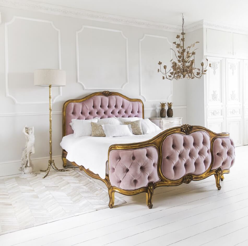 фиолетовая спальня в классическом стиле