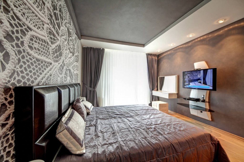 спальня в современном стиле с телевизором