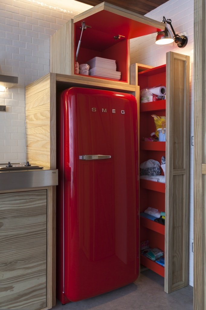 червоний холодильник для маленької кухні