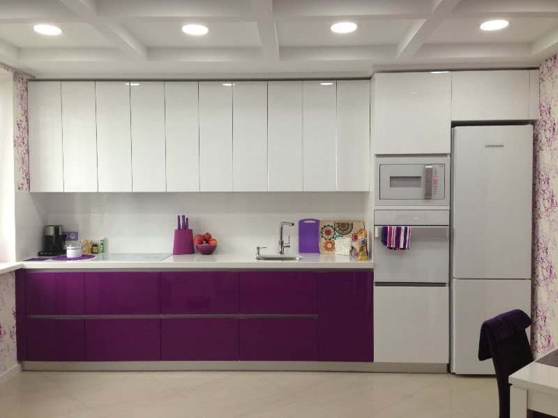фиолетовая кухня с глянцевыми фасадами
