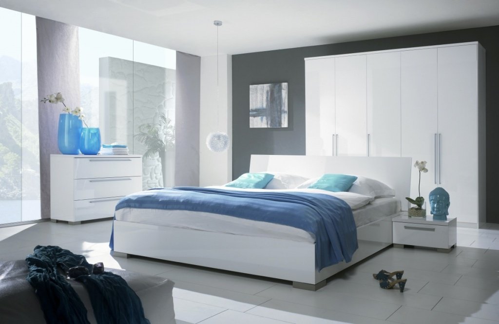бело-голубой интерьер спальни