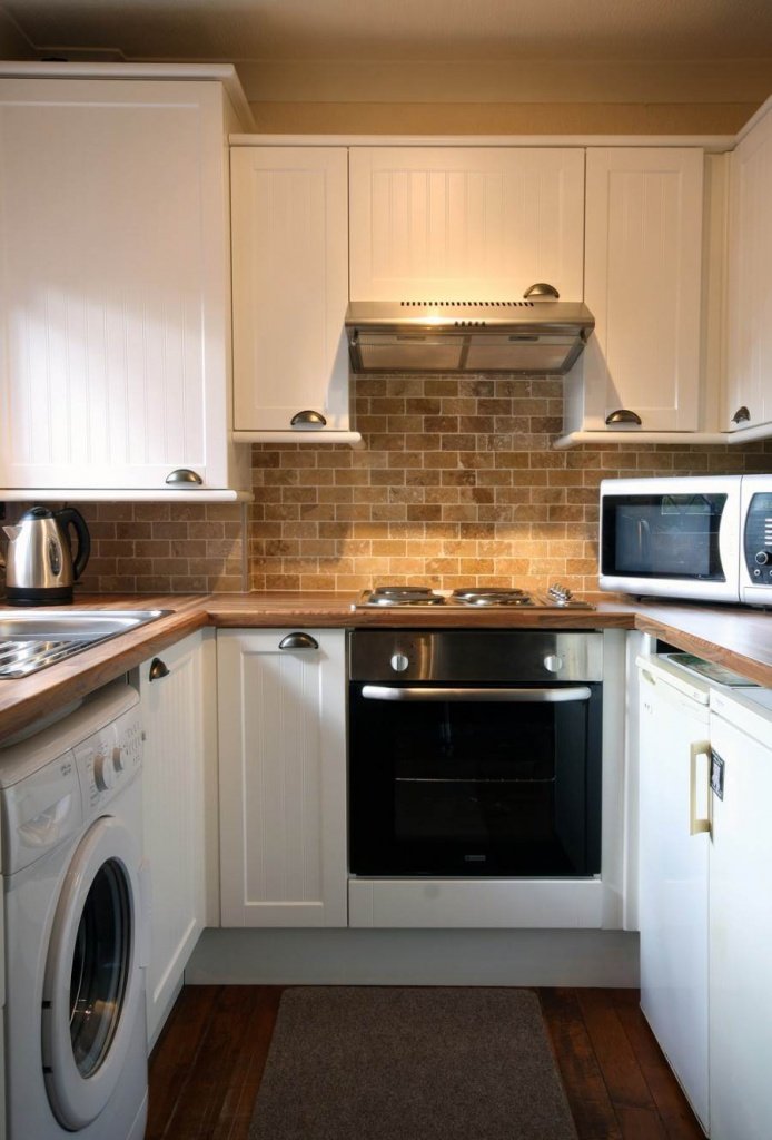 Интерьер небольшой кухни с посудомоечной машиной