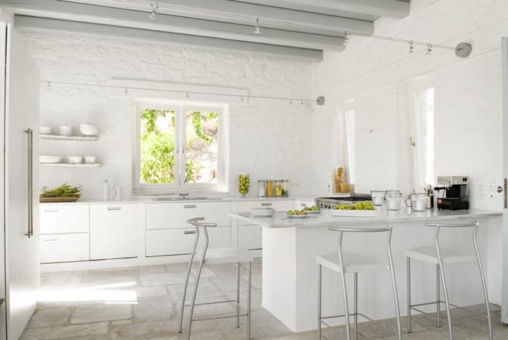 белая кухня в греческом стиле