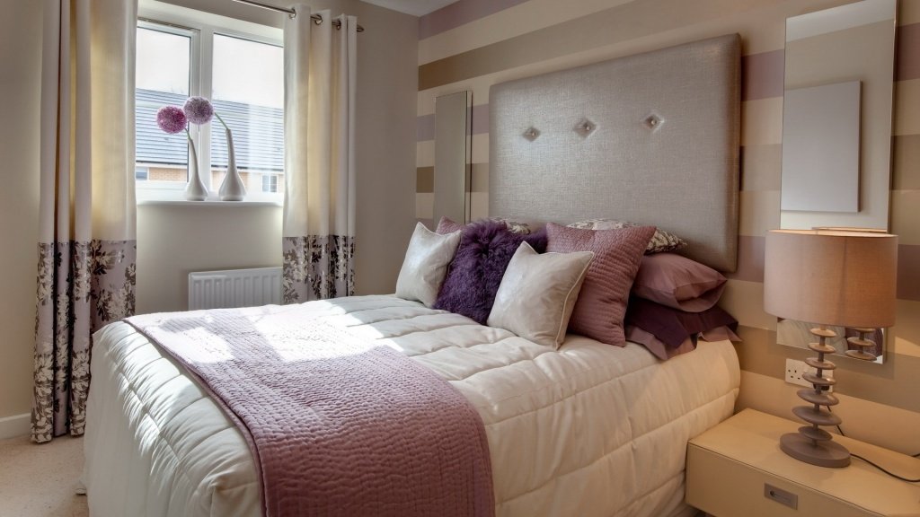 нежно-розовая спальня в классическом стиле